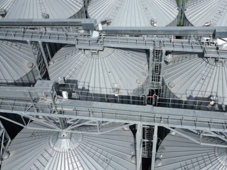 Trogkettenförderer über Silos