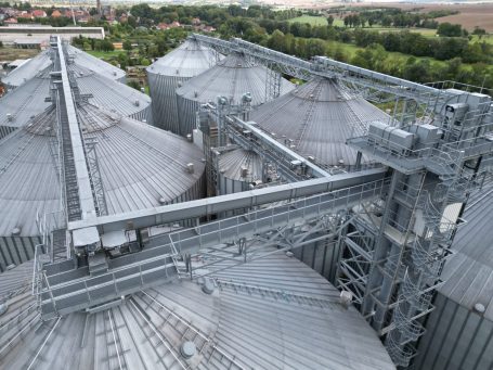 Laufstege und Trogkettenförderer