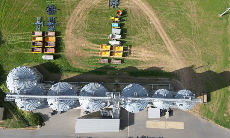 Siloanlage auf der grünen Wiese