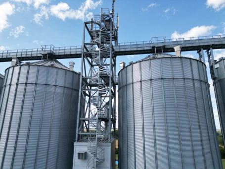 Stahlsilo mit mittigem Maschinenturm