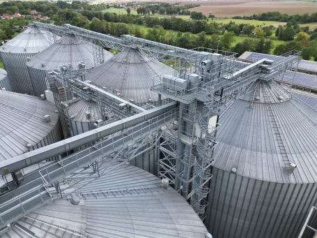Stahlkonstruktion über Silos