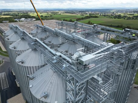 Stahlkonstruktion auf Stahlsilos